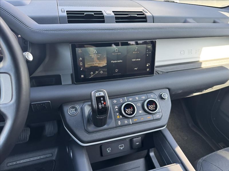 Land Rover Defender 3,0 110 D250 X-Dynamic SE ČR D - fotka 18 z 31