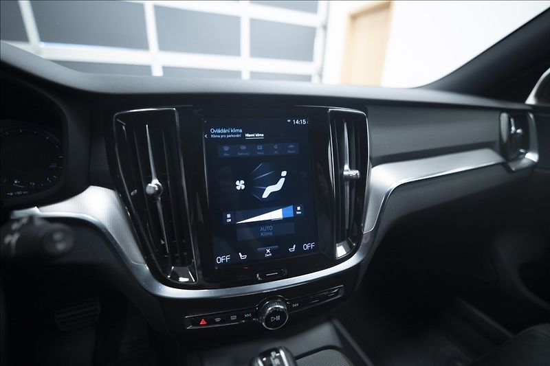 Volvo V60 2,0 D4 R-DESIGN NAVI KAMERA ČR - fotka 24 z 40