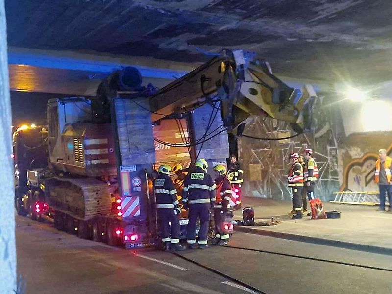 Nehoda ve Vídeňské ulici: pod železničním mostem se zaklínila vrtná souprava převážená na podvalníku.