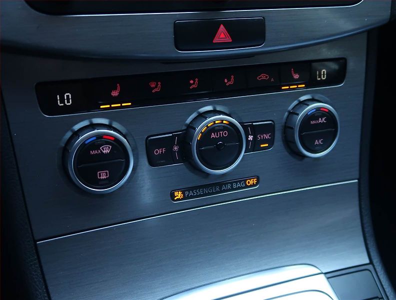 Volkswagen Passat (2013) 2.0 TDI, Automat, Navi, Xenony - fotka 17 z 17