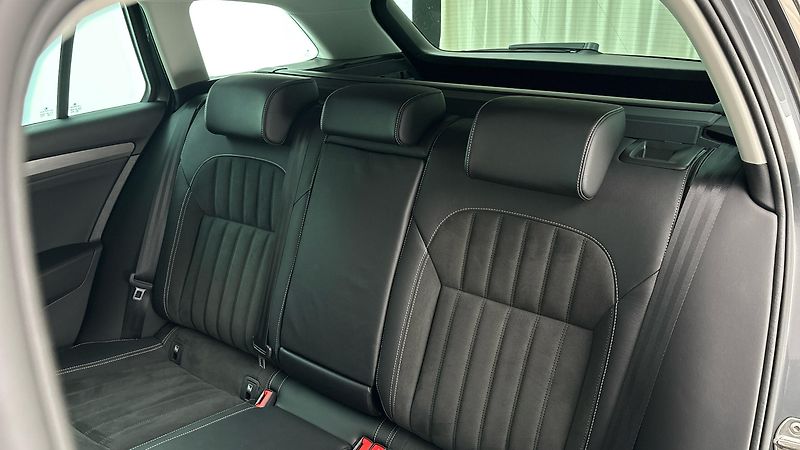 Škoda Superb 2.0 TDI DSG 4x4 Style Combi - fotka 16 z 31