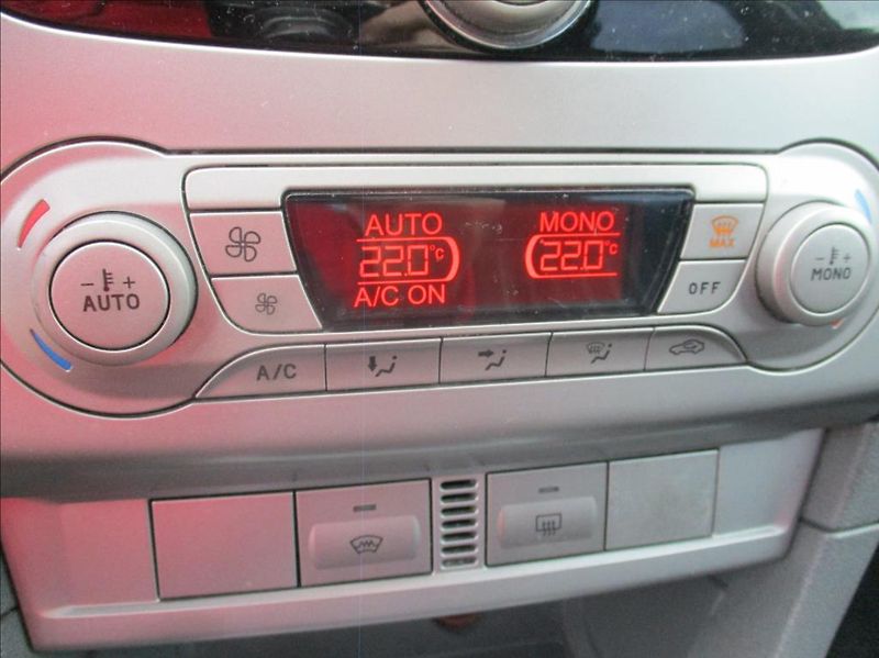 Ford Focus 1,6 16V, 75kW, digiklima,ABS, - fotka 11 z 20