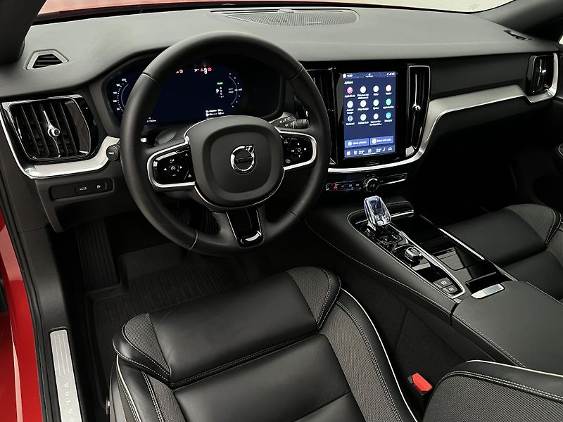 Volvo V60 T6 AWD DARK PLUS RECHARGE AUT - fotka 4 z 48