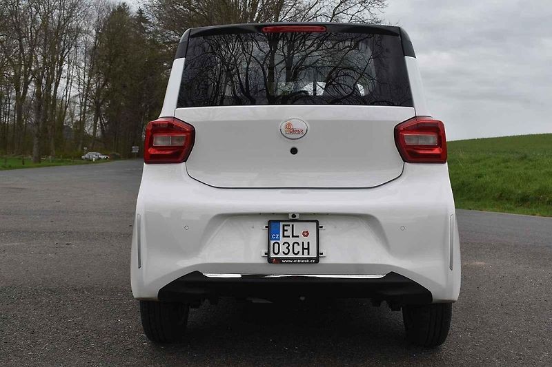 Na venkovských silnicích elektrický Pony stačí tempu okolního provozu