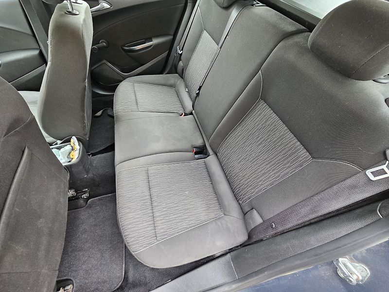 Opel Astra (2013) J 1.7CDTI - fotka 13 z 17