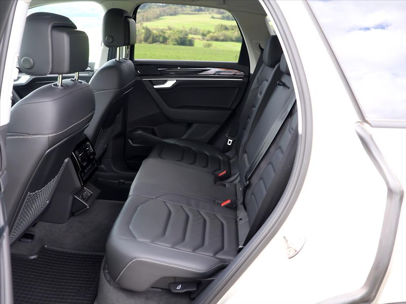Volkswagen Touareg 3,0 TDI 170kW Limited Tiptroni - fotka 14 z 38