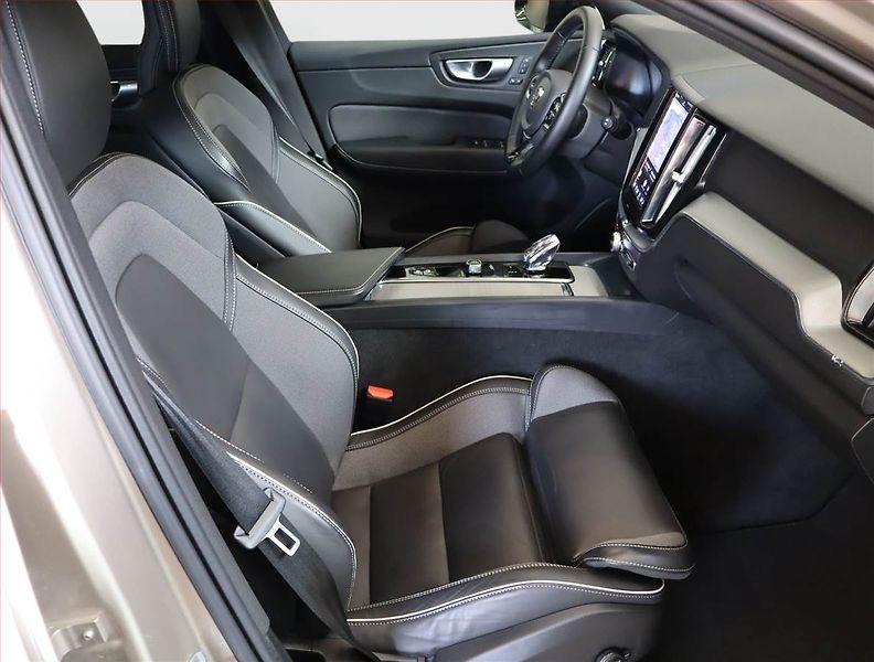 Volvo XC60 (2023) B4 AWD - fotka 9 z 27