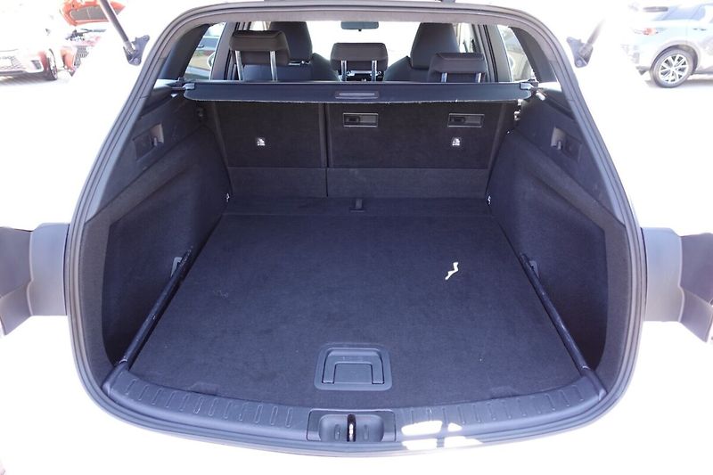 Toyota Corolla 1,8 HEV Active Business TS - fotka 13 z 28