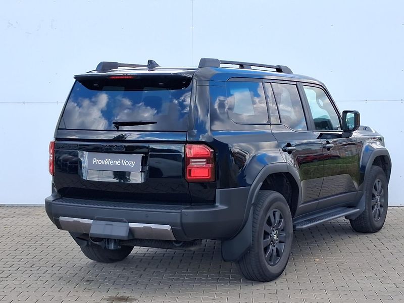 Toyota Land Cruiser 2.8 D-4D 6AT Invincible - fotka 2 z 27