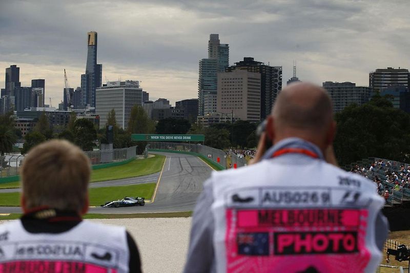 F1 2017 GP Austrálie - Sebastian Vettel (Ferrari) si užívá gratulace po příjezdu do pit lane