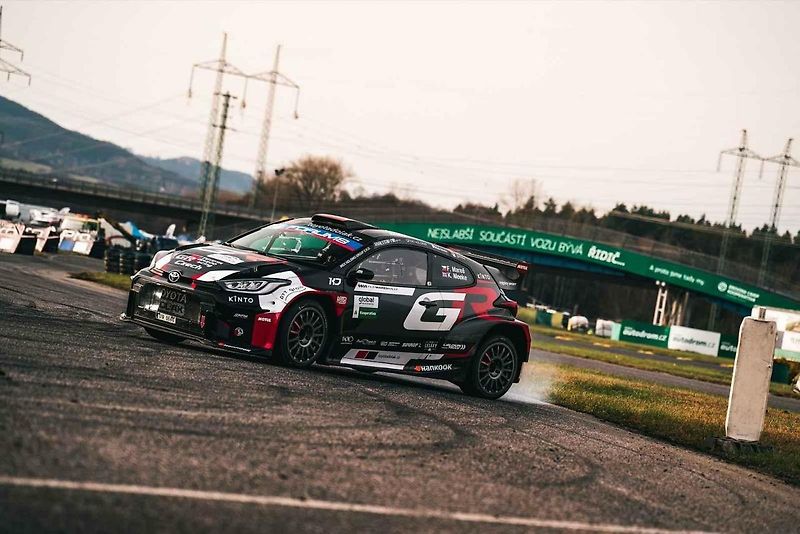 Pilot Filip Mareš svezl prezidenta Petra Pavla v rallyeovém speciálu. Pak si role vyměnili