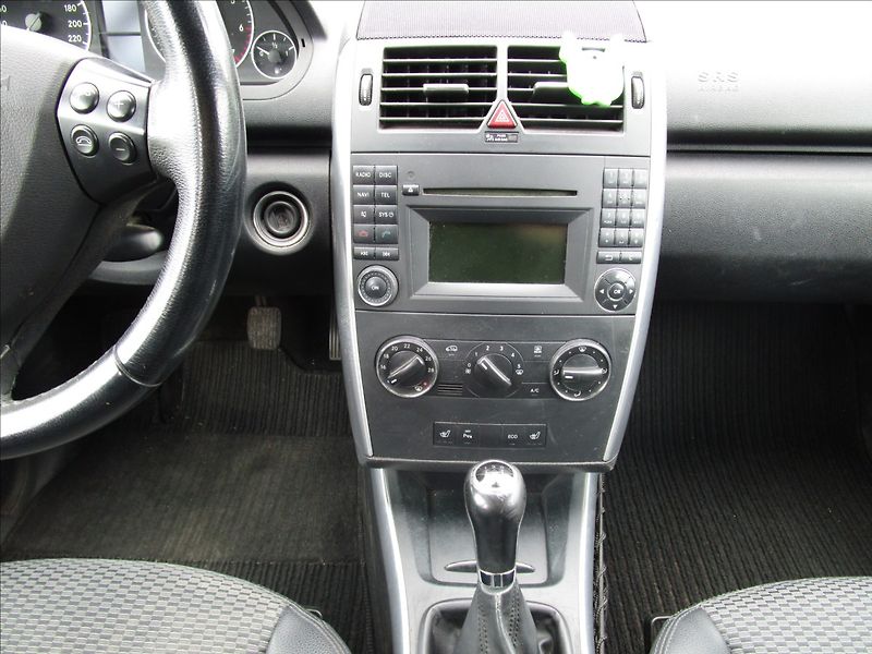Mercedes-Benz Třídy A A160,  Klima - fotka 9 z 39