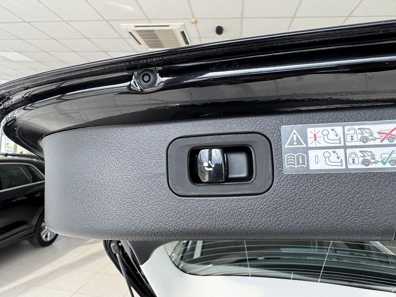 Mercedes-Benz Třídy C 300eT*230kW*Avantg*REZERVACE! - fotka 34 z 39