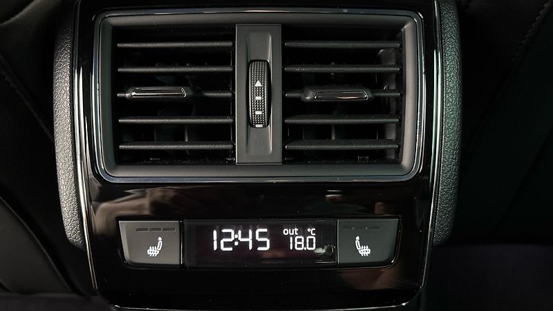 Škoda Superb 2.0 TDI DSG 4x4 L&K - fotka 23 z 32