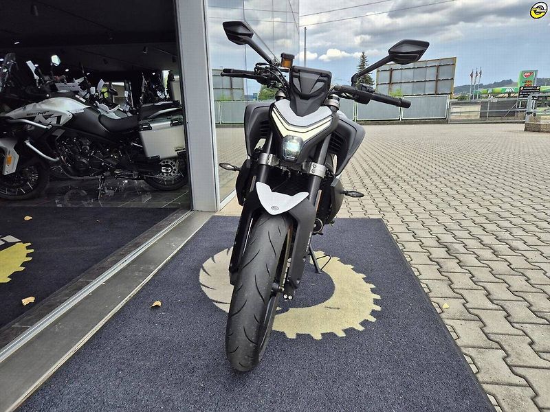 CFMOTO 450 NK (2026) 2026) – 1.majitelka, ZÁRUKA 20 - fotka 9 z 20