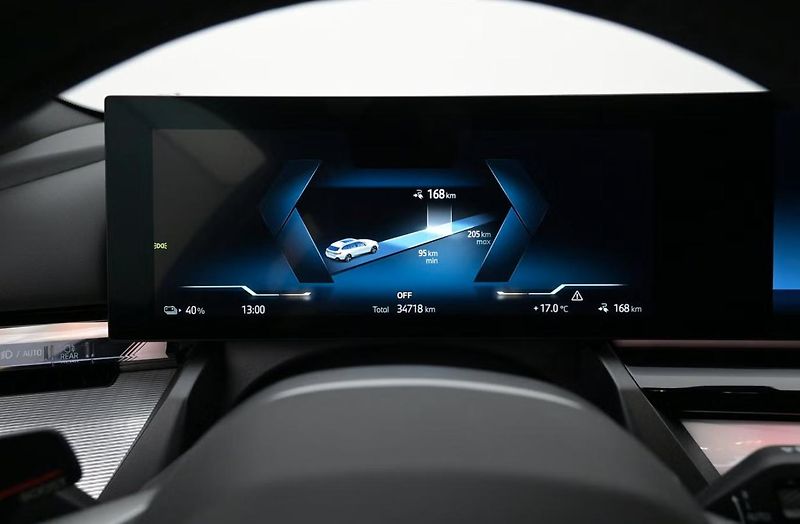 BMW i5 eDrive40 Touring M SoH 96% Kam - fotka 7 z 26