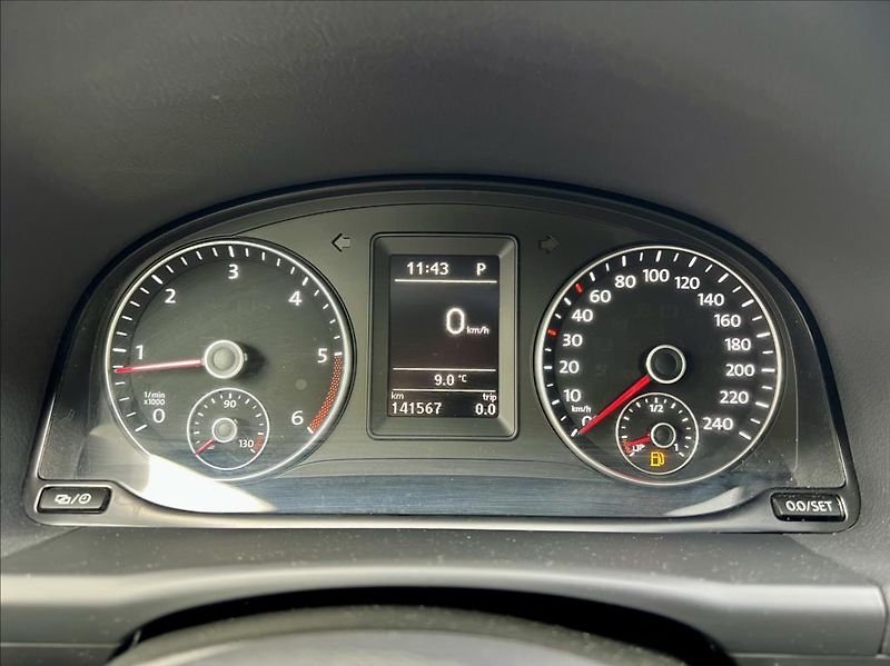 Volkswagen Touran 1,6 TDi / KLIMA / 7MÍST / DSG - fotka 26 z 39