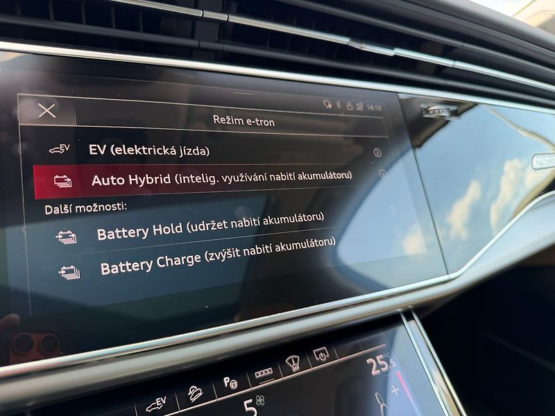 Audi Q7 55 TFSI e 280 Tiptronic Quattr - fotka 13 z 30