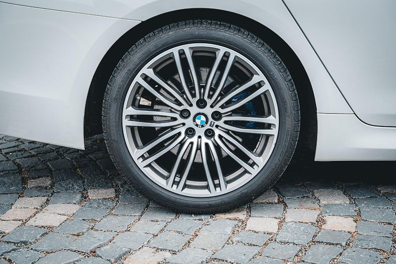 BMW Řada 5 (2017) M550i xDrive ČR  - fotka 15 z 58
