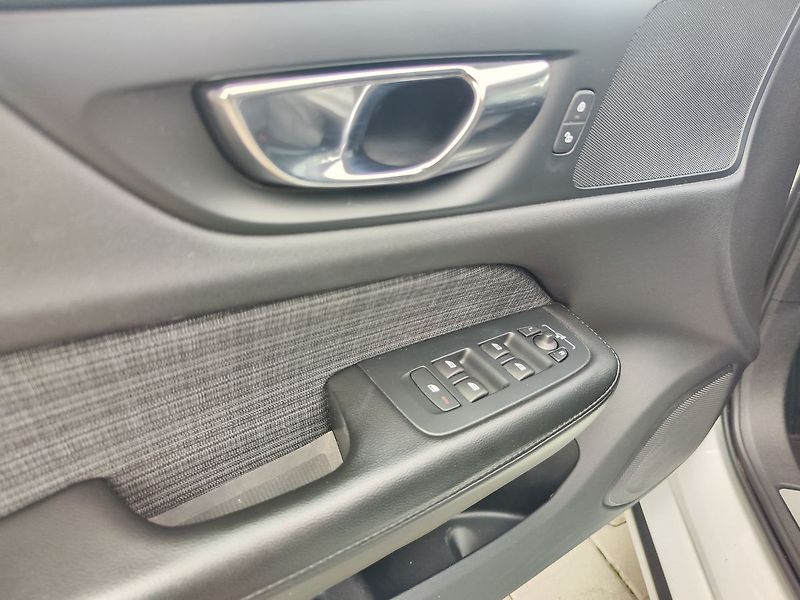 Volvo V60 B3 2.0/120kW Momentum Aut. - fotka 27 z 28
