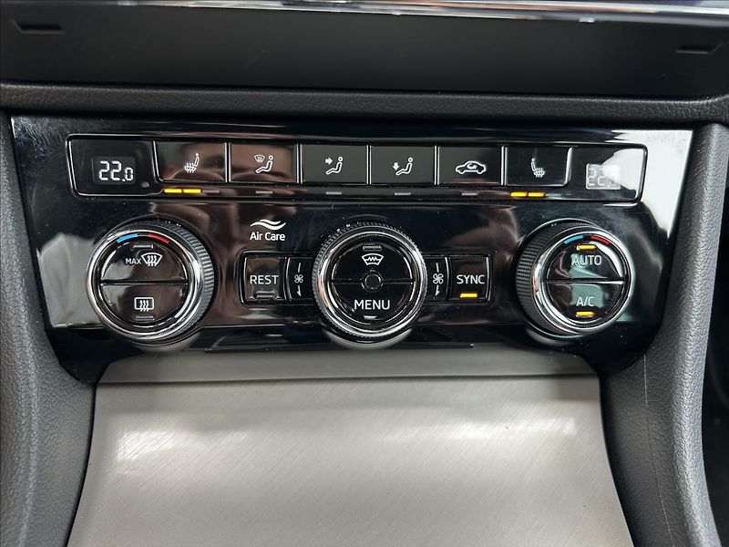 Škoda Superb 2,0 TDi DPH  360° Travel Asist - fotka 25 z 50