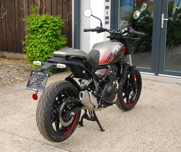 Royal Enfield (2026) Guerrilla 450 Apex Black - fotka 12 z 25
