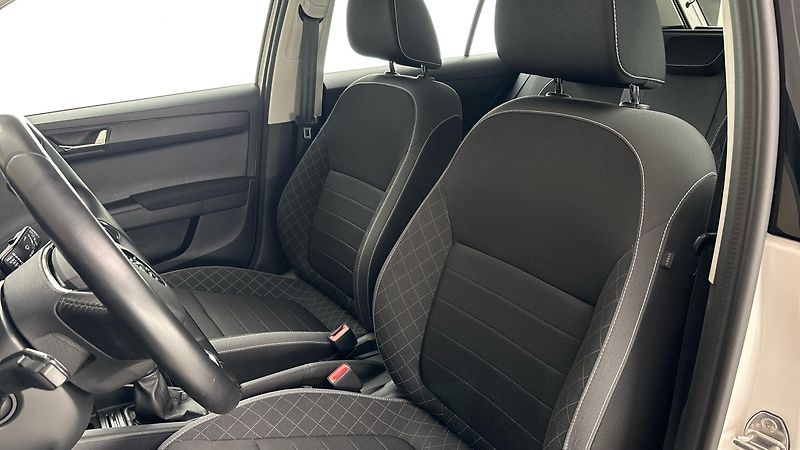 Škoda Fabia 1.0 TSI Ambition Combi - fotka 15 z 23