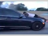 Muž z kapoty svého vlastního Mercedesu volal policii na expřítelkyni uvnitř.