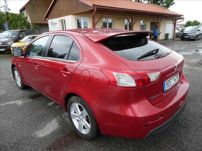 Mitsubishi Lancer 1,8 i 105kW Sportback, klima - fotka 5 z 31