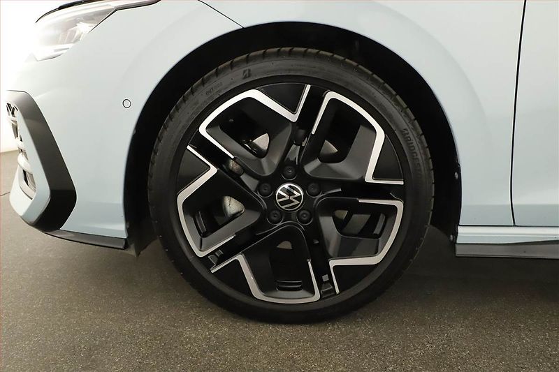 Volkswagen Golf (2024) R-Line 1.5 TSI - fotka 12 z 22