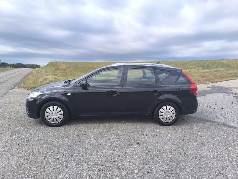Kia Ceed (2011) 1.4 1.MAJITEL,SERVISNI KÍŽKA - fotka 4 z 31