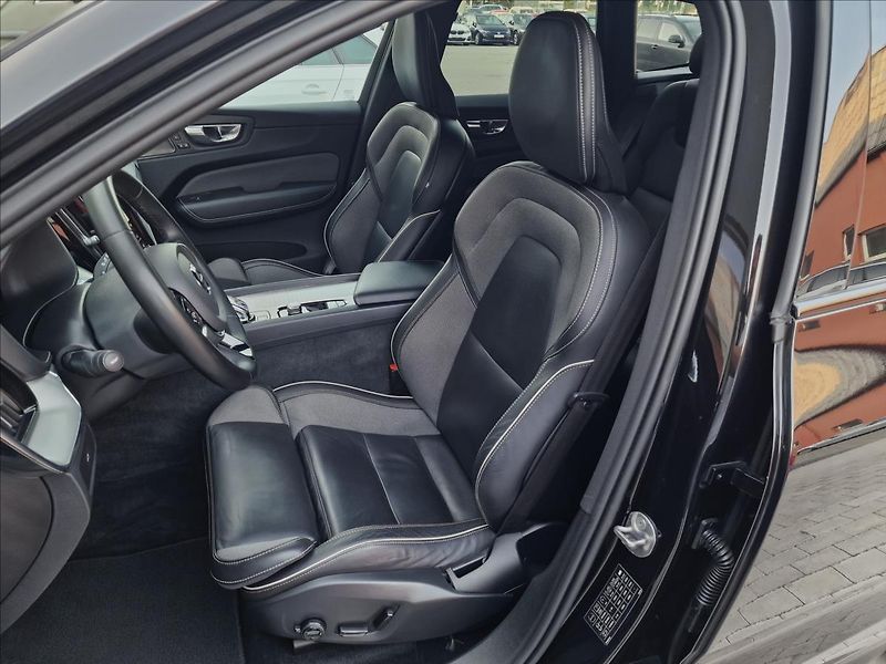 Volvo XC60 B5 184kW Plus Dark Auto,1.Maj - fotka 38 z 50