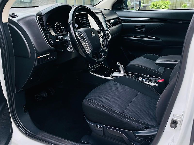 Mitsubishi Outlander 2.4i+HYBRID 4x4 SERVISKA TAŽNÉ - fotka 34 z 53