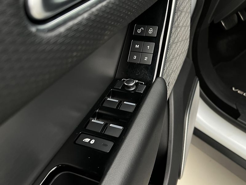 Land Rover Range Rover Velar D300 SE AUT - fotka 51 z 53