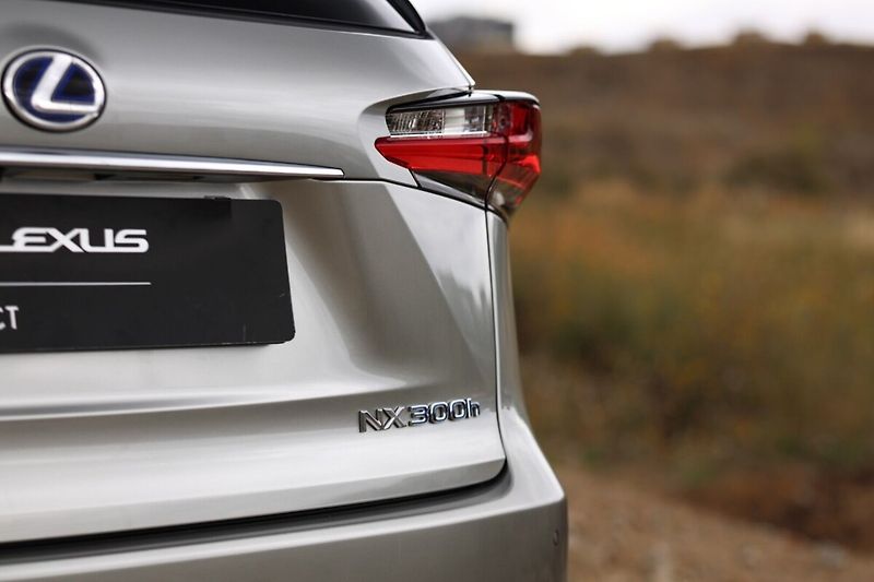 Lexus NX 300h 300H 2,5 HEV PREMIUM (LUXURY T - fotka 30 z 35