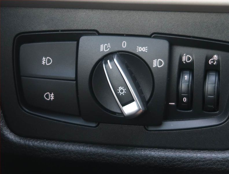 BMW Řada 3 (2018) 318 d, Automat, Serv.kniha - fotka 17 z 23