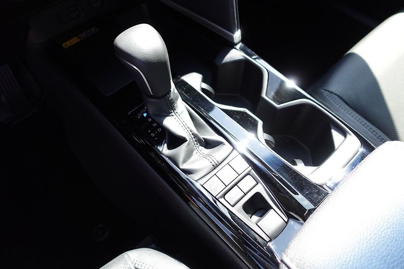 Toyota Camry 2,5 HEV Executive - fotka 21 z 35