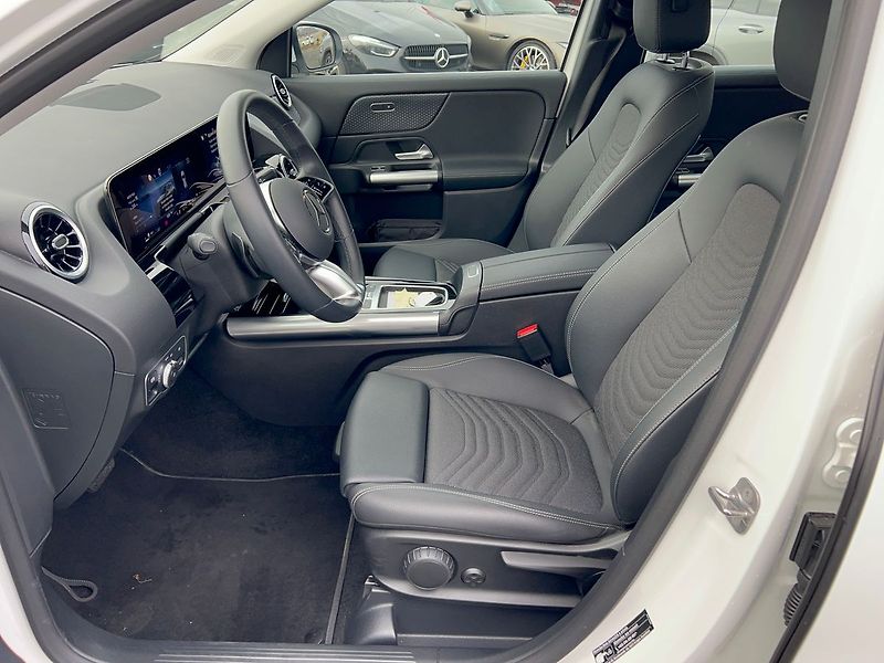 Mercedes-Benz GLA 200 d 4MATIC - fotka 15 z 29