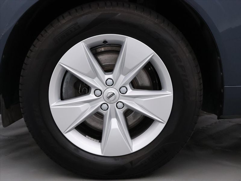 Volvo XC60 2,0 B4 145KW AWD MOMENTUM - fotka 33 z 40