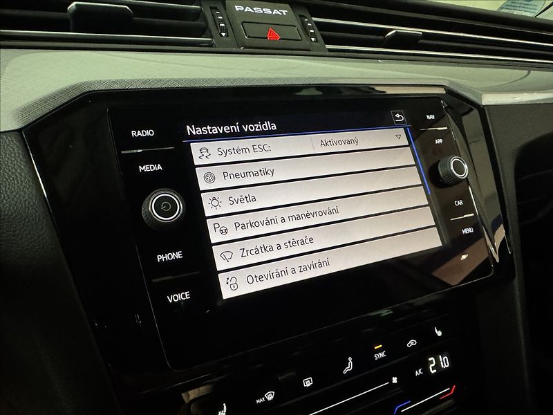Volkswagen Passat 2,0 TDi  DSG Business IQ Light - fotka 28 z 43