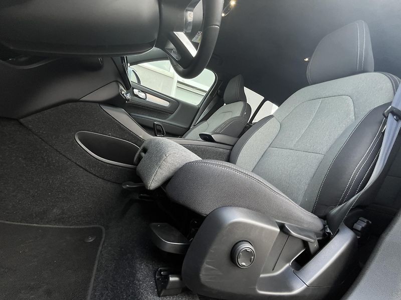 Volvo XC40 FWD T2 Core - fotka 16 z 44