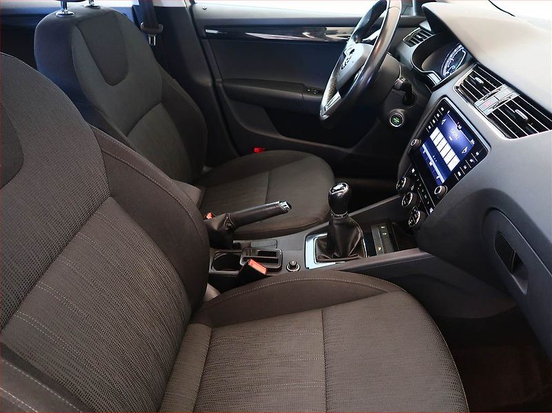 Škoda Octavia (2018) 1.6 TDI, Navi, Tempomat - fotka 9 z 16