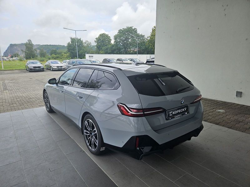 BMW Řada 5 520d xDrive Touring M Sport - fotka 4 z 23