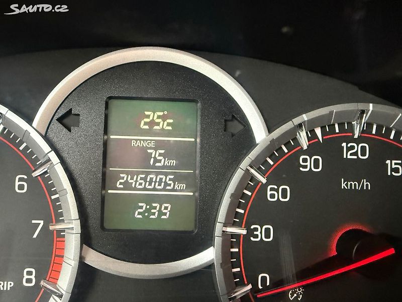 Suzuki Swift (2012) Sport, 1.6i, 100kw - fotka 15 z 18