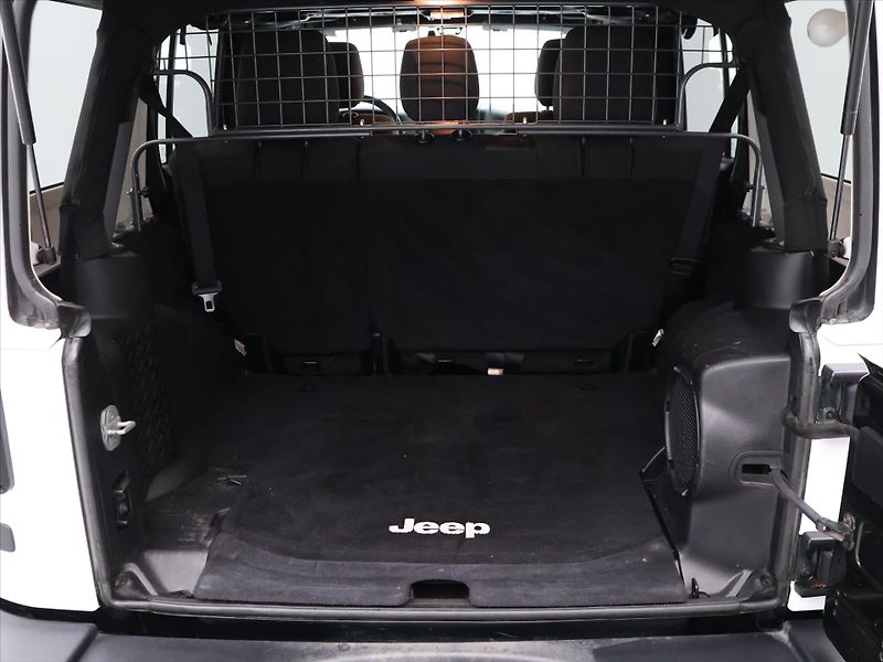 Jeep Wrangler 2,8 CRD 147 kW Unlimited Sport - fotka 10 z 33