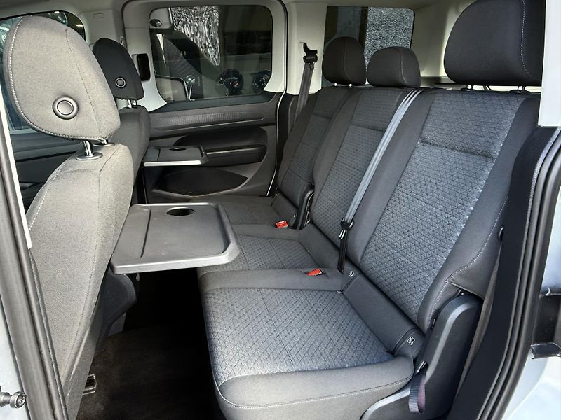 Ford Tourneo Connect 2,0 EcoBlue Titanium - fotka 21 z 38