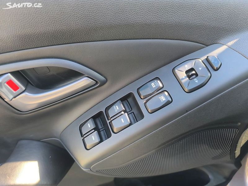Hyundai ix35 2.0D4X4,90KM,MAX VÝBAVA,KRÁSNÝ - fotka 21 z 27
