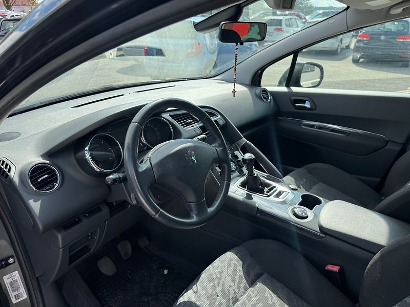 Peugeot 3008 (2010) 1,6 HDI 80 Kw - fotka 11 z 30