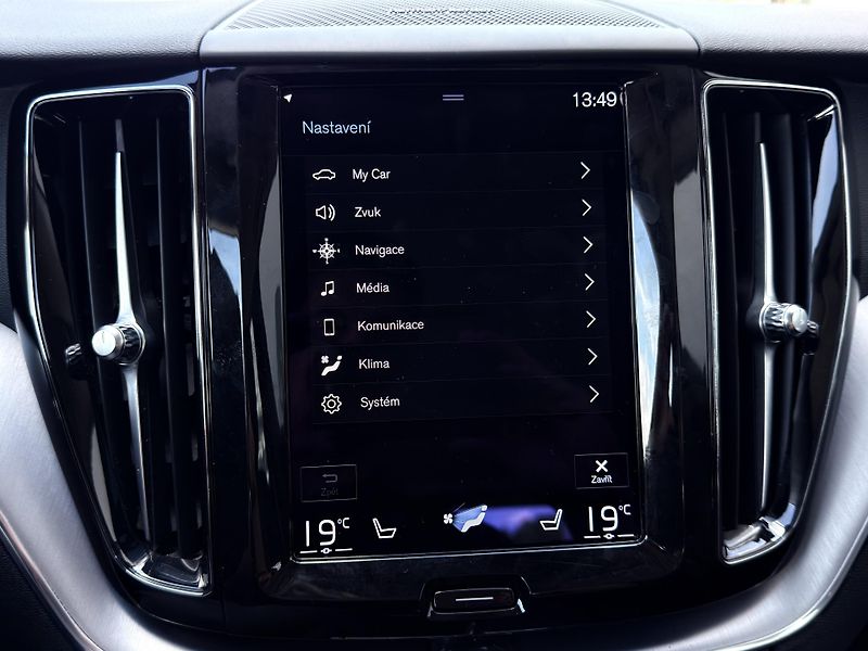 Volvo XC60 B4 AWD (nafta) // REZERVACE - fotka 33 z 47