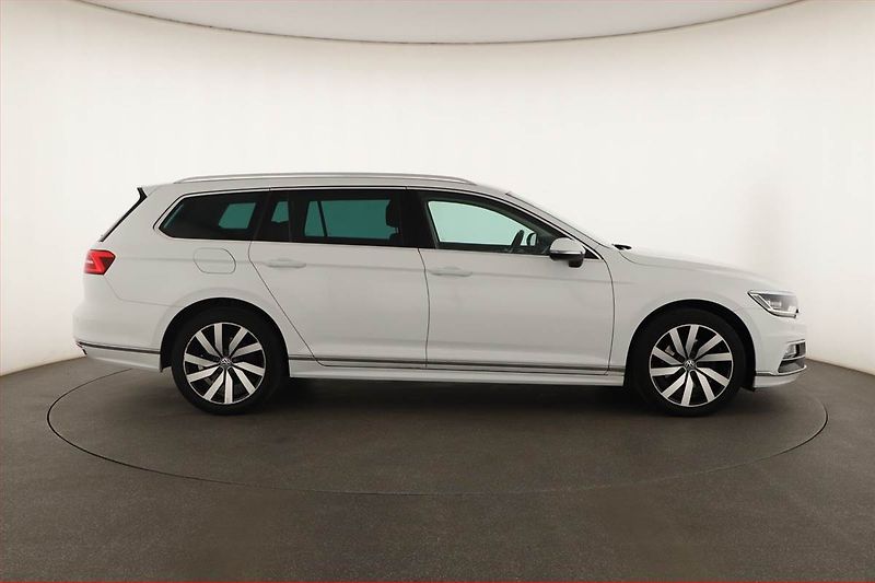 Volkswagen Passat (2018) R-Line 2.0 TDI, Automat, Kůže - fotka 6 z 20
